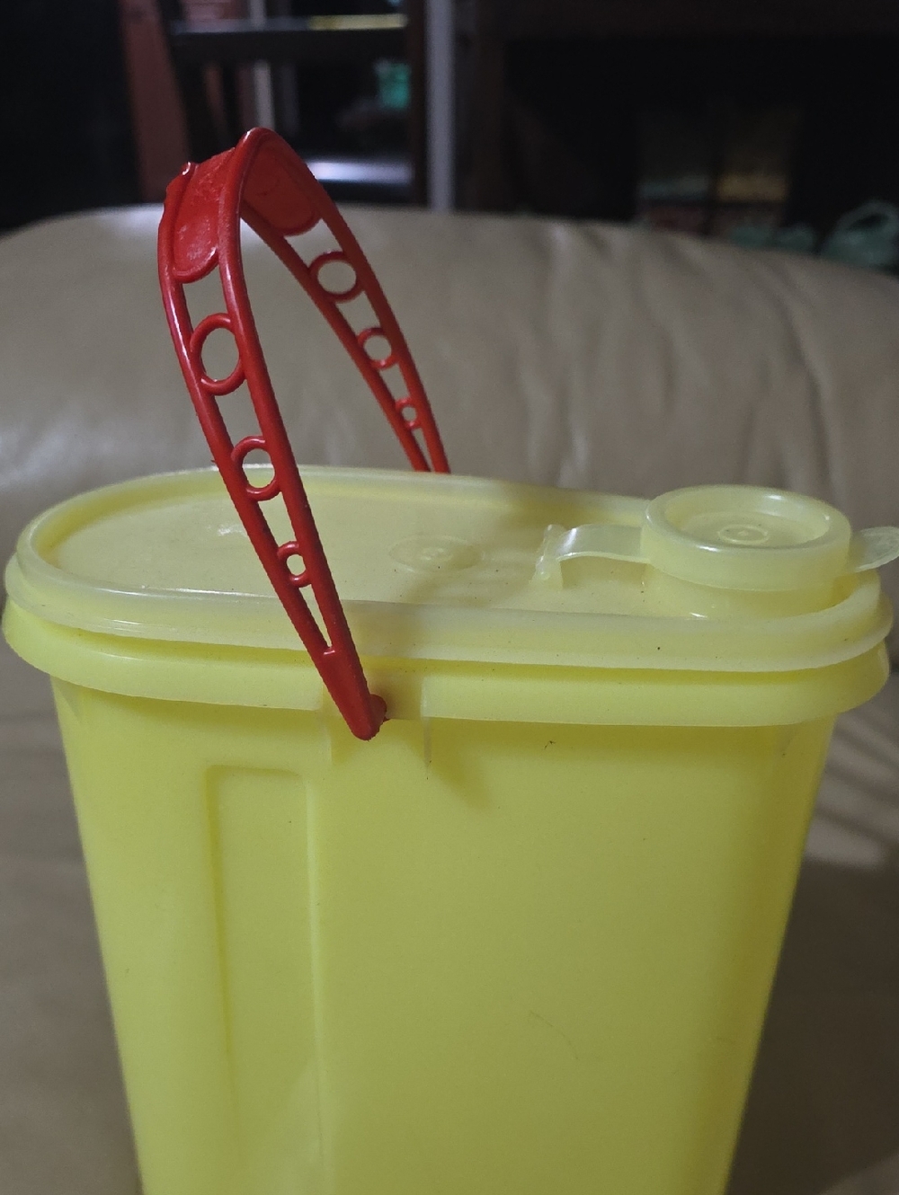 Tupperware Beverage Buddy Pitcher, Yellow w/Handle/Lid